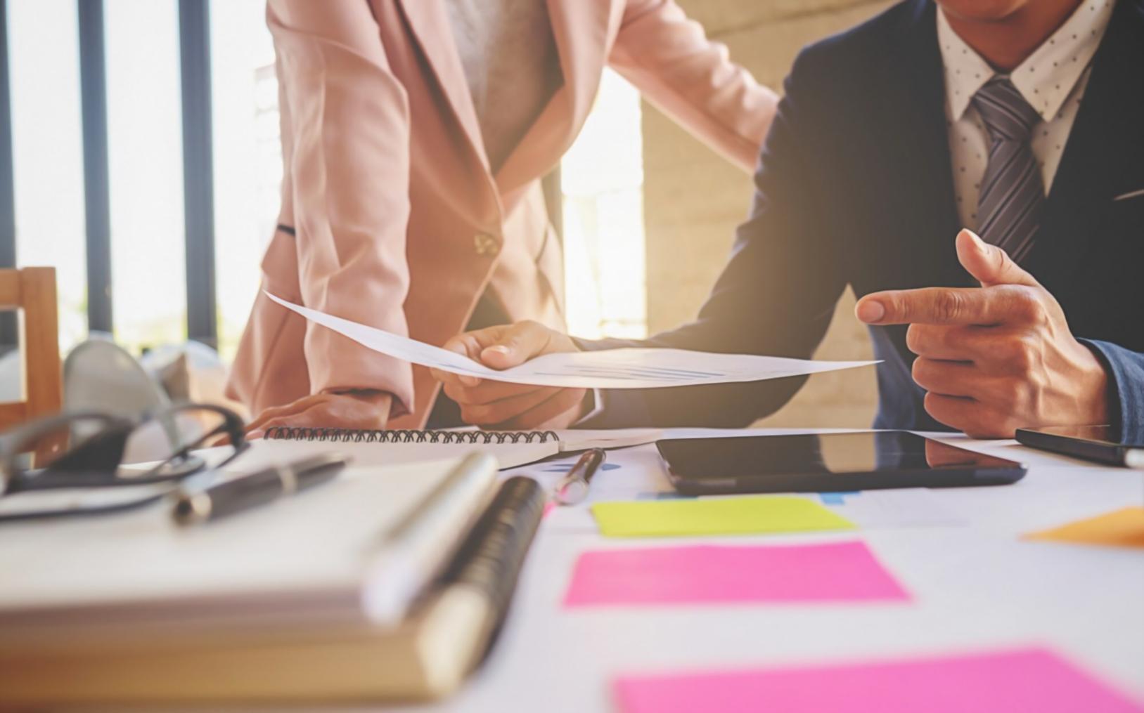 Session de formation en gestion budgétaire avec documents financiers et calculatrice