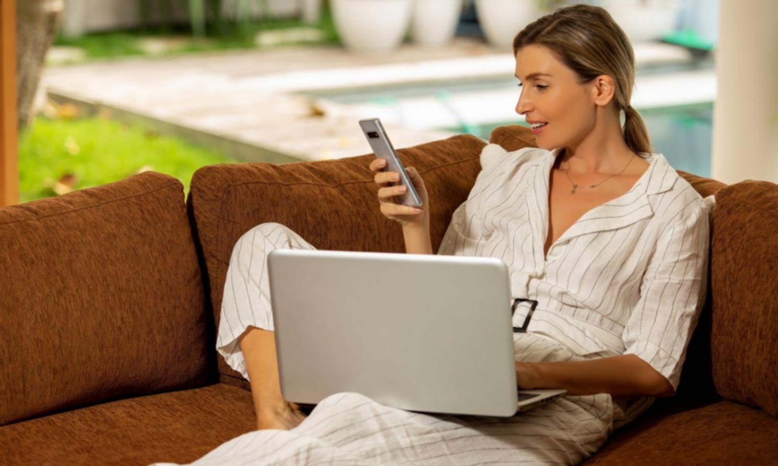 Équipe cyrenthilora travaillant ensemble sur des solutions budgétaires